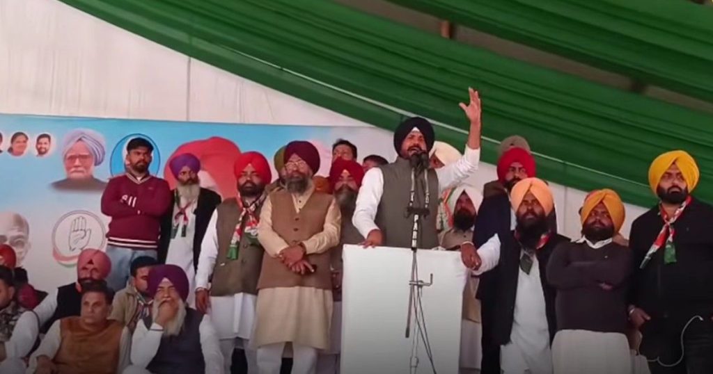 Farmers protesting against India-US interim trade agreement with placards and banners