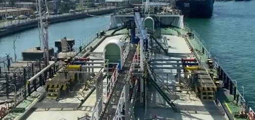 Oil tanker passing through Strait of Hormuz representing Thailand Iran oil passage deal