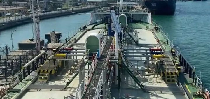 Oil tanker passing through Strait of Hormuz representing Thailand Iran oil passage deal