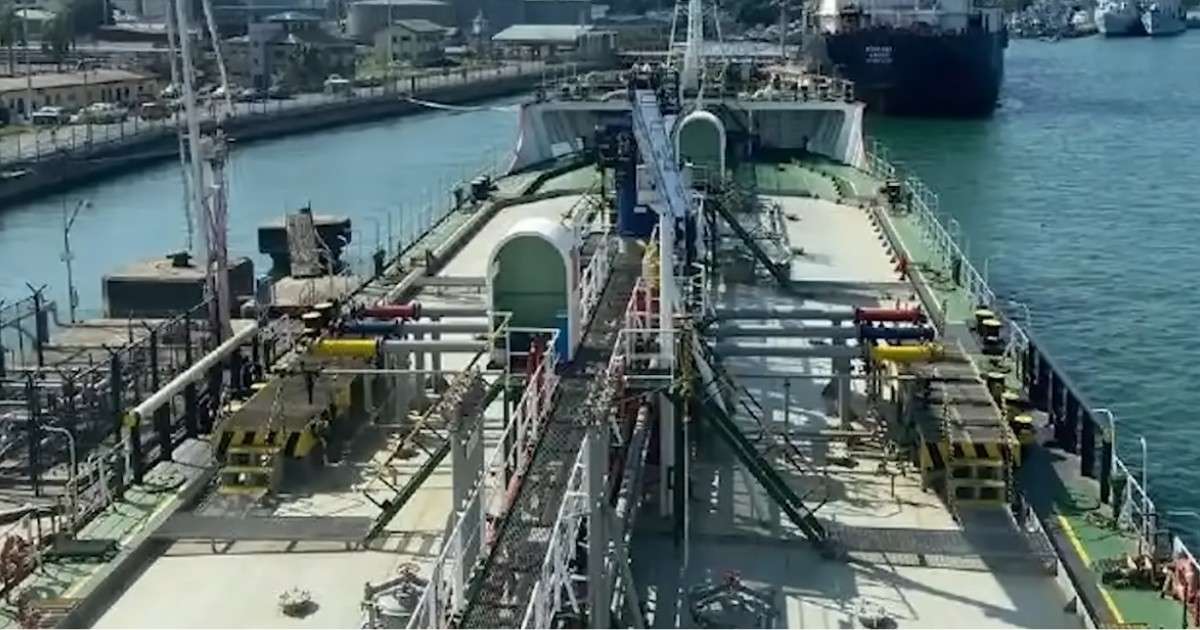 Oil tanker passing through Strait of Hormuz representing Thailand Iran oil passage deal